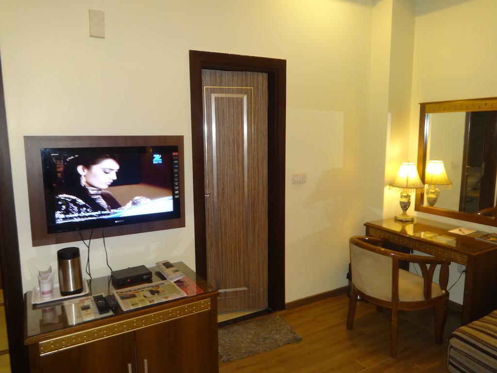Hotel Picasso Paschim Vihar Delhi - Couple Friendly Local Ids Accepted Room photo